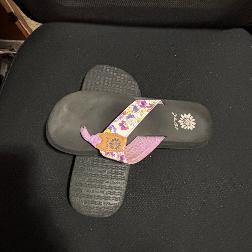 Yellow Box flip flops - Picture 4 of 4